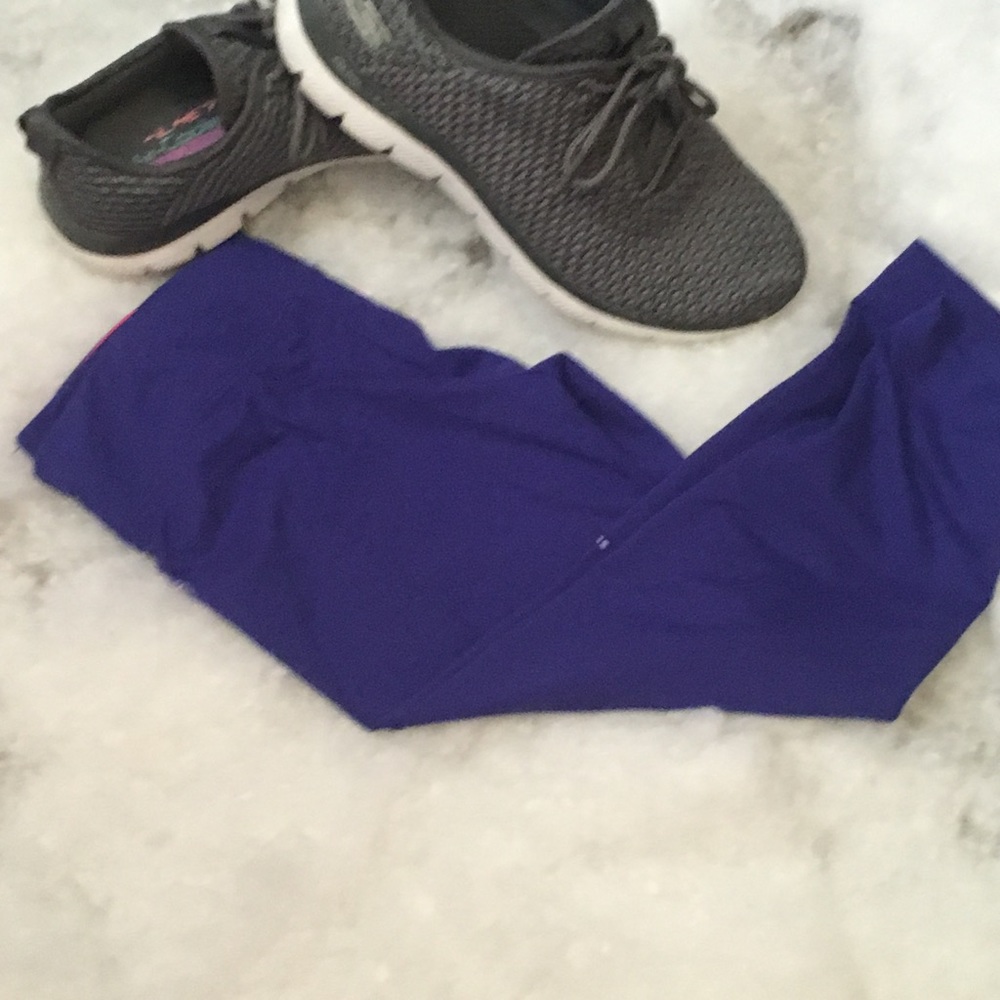 Purple athletic yoga pants 3/4 length